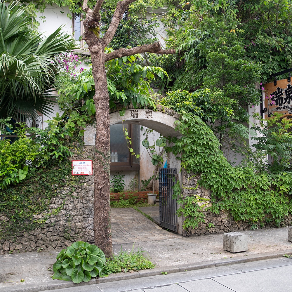 瑞泉　三升　甕 琉球泡盛】瑞泉酒造 43%おもろ甕貯蔵10年古酒入「瑞泉壺3升（巻