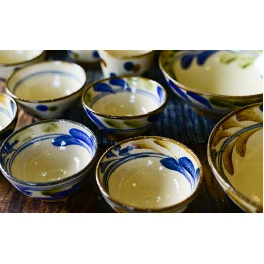 沖縄のやちむん 唐草模様4寸マカイ（御飯茶碗）ペア【ネイビー