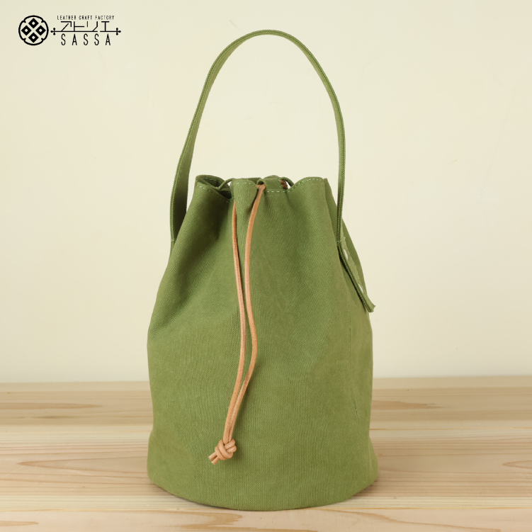 バッグ 丸底の巾着バッグ ライトカーキ L [アトリエSASSA 富山県 朝日町 34310562] 丸底 巾着 鞄 かばん カバン 帆布 革 おしゃれ 手作り シンプル レザー