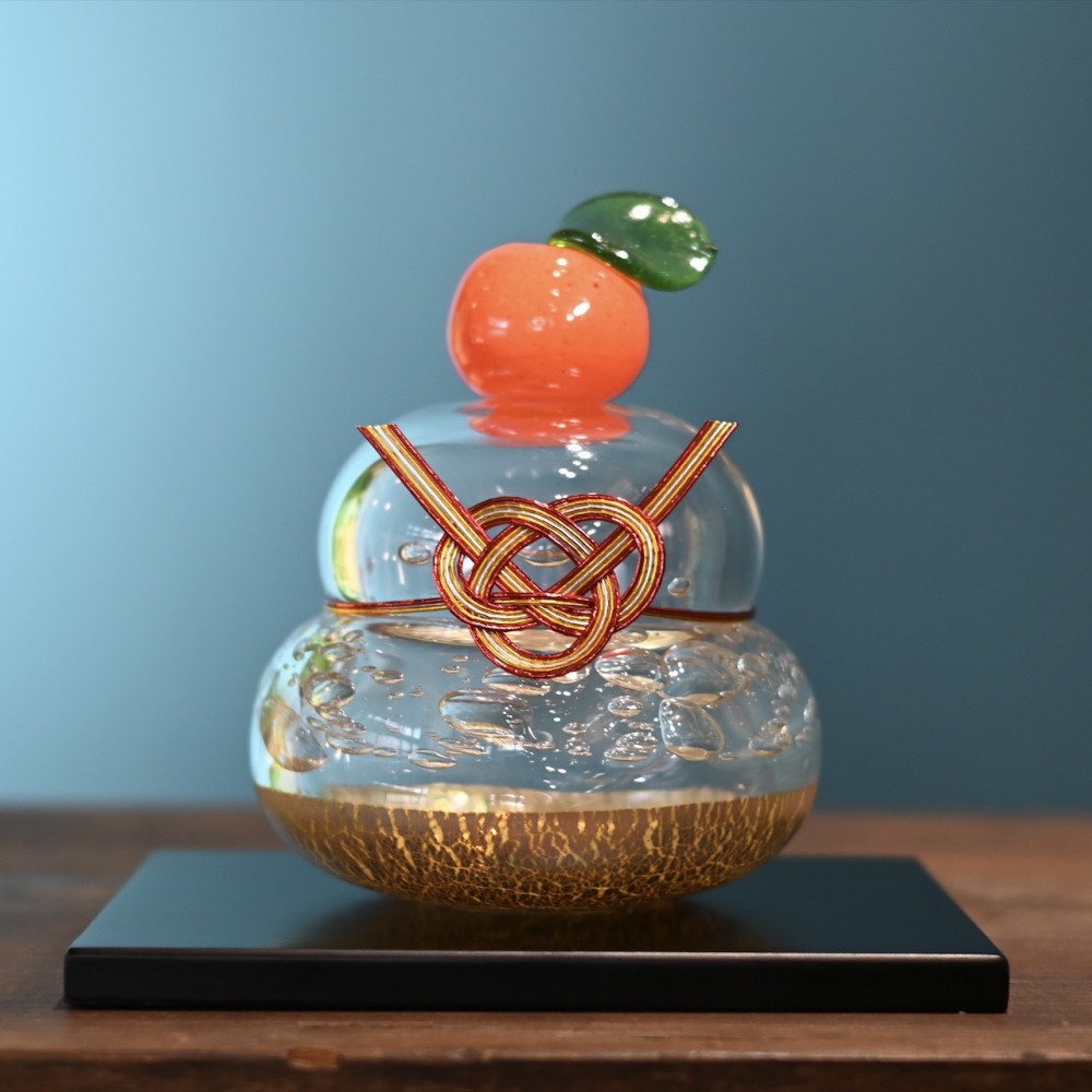 ガラスの鏡餅(黒台付き）銀箔使用＜Lサイズ＞【鏡餅 吹きガラス工房 ガラス お正月 鏡餅約13cm×約10cm 黒台15cm×12cm ハンドメイド 職人手作り 工芸品 伝統工房で作成 老舗ガラス工房 神奈川県 小田原市 】