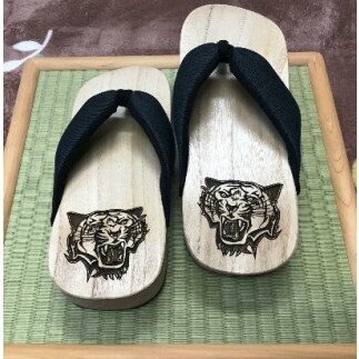 【桐下駄】ＧＥＴAサンダル　虎彫り（男物）[BL018ci]