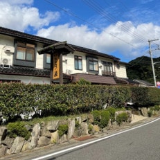 土日祝プレーゴルフ旅七釜温泉こう屋旅館1泊2食×湯村カンツリークラブ1R昼食補助券付きペアチケット【1409952】
