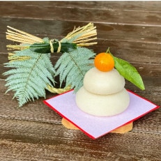 【年末発送】しめ縄〈輪飾り〉と鏡餅〈添加物不使用〉、葉付きみかんと敷紙のお正月セットC【1211277】