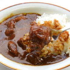 【発送月固定定期便】ゴロッ!と入ったコラーゲン牛すじカレー5食セット(岡垣町)全3回【4002960】