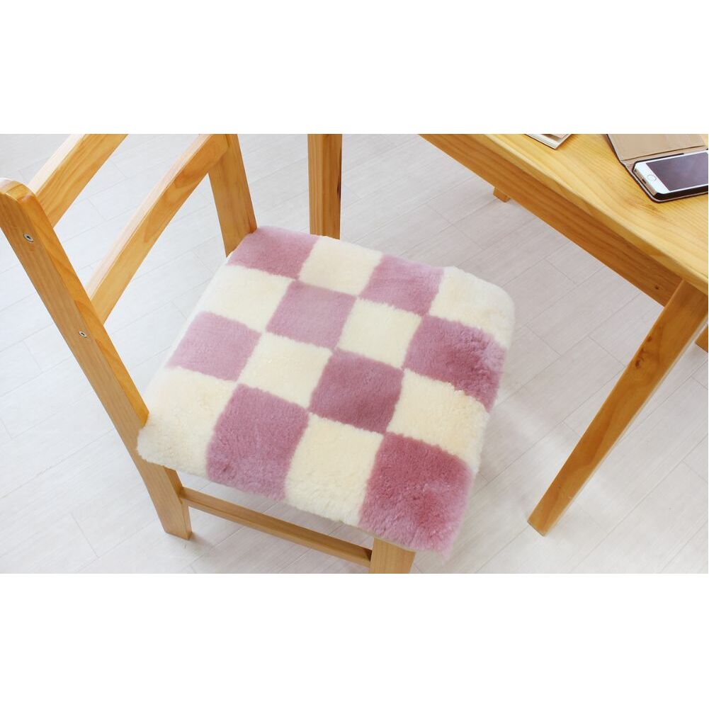 奈良 (株)マスダ製 ムートン座布団 4枚組 チェック柄 ピンク 40cm×40cm/ ムートン 羊毛皮 羊毛 スプリングラム 100%使用 座布団 ラグ インテリア オールシーズン 通年 贈り物 プレゼント 誕生日 記念日 株式会社マスダ 奈良県 宇陀市 ふるさと納税