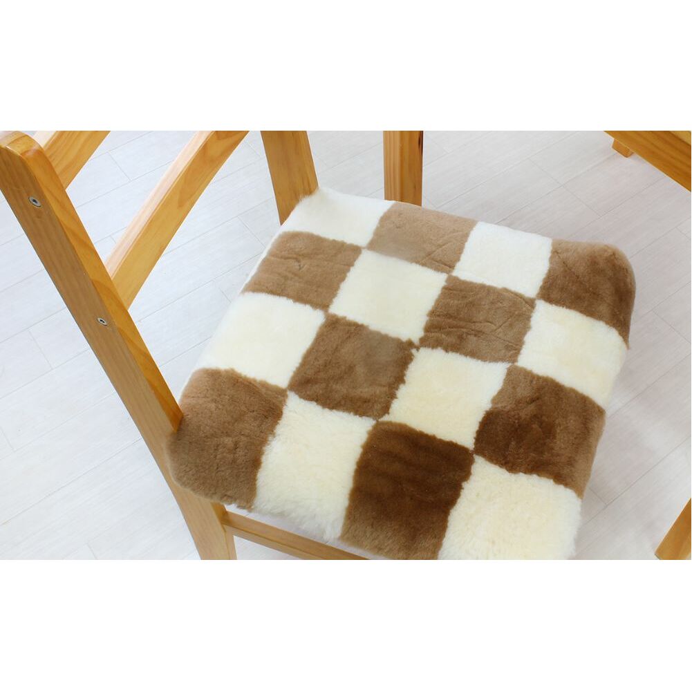 奈良 (株)マスダ製 ムートン座布団 4枚組 チェック柄 ブラウン 40cm×40cm/ ムートン 羊毛皮 羊毛 スプリングラム 100%使用 座布団 ラグ インテリア オールシーズン 通年 贈り物 プレゼント 誕生日 記念日 株式会社マスダ 奈良県 宇陀市 ふるさと納税