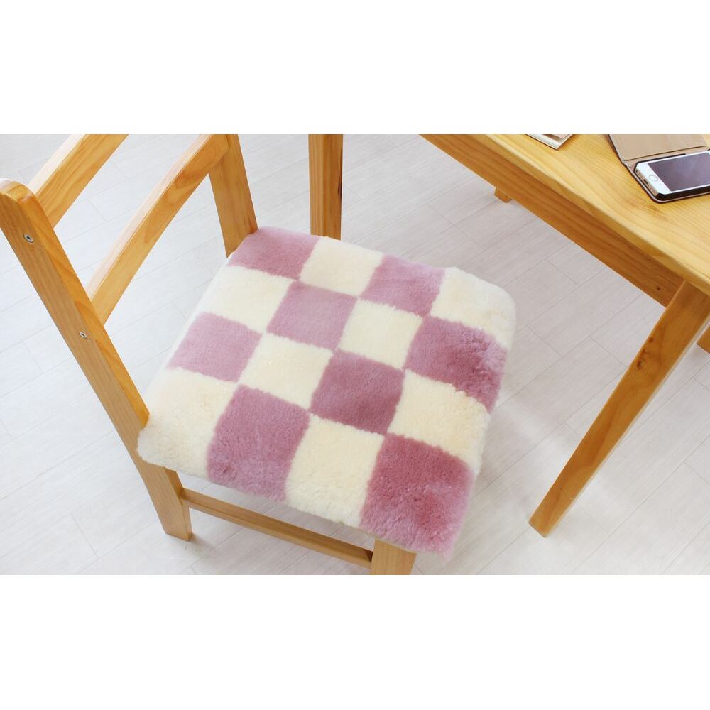 奈良 (株)マスダ製 ムートン座布団 チェック柄 ピンク 40cm×40cm/ ムートン 羊毛皮 羊毛 スプリングラム 100%使用 座布団 ラグ インテリア オールシーズン 通年 贈り物 プレゼント 誕生日 記念日 株式会社マスダ 奈良県 宇陀市 ふるさと納税