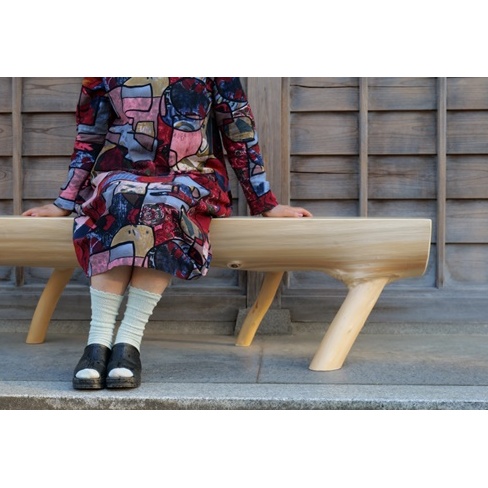 100年ヒノキのベンチ／枝をそのまま使用した磨き丸太ベンチ 一点