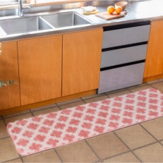 コスモトロンで作った人気のモロッカン柄吸水速乾キッチンマット縦50cm×横180cmピンク【1412686】