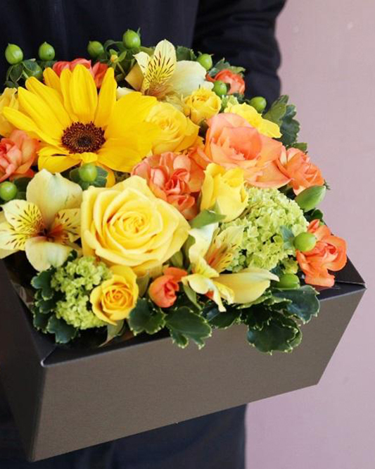 ちょっぴり可愛いBOXフラワー【田村フローリスト】 お花 誕生日 記念日 バレンタイン ホワイトデー 母の日 父の日 敬老の日 クリスマス カーネーション アルストロメリア