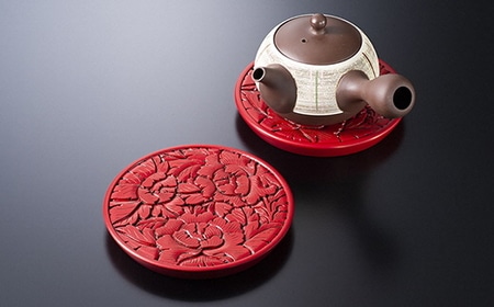 B4083 村上木彫堆朱　急須台（牡丹唐草）