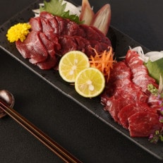 【馬刺し】熊本直送 ブロック肉 赤身100g+上霜降り(トロ)100g 合計200g(南阿蘇村)【配送不可地域:離島】【1447673】