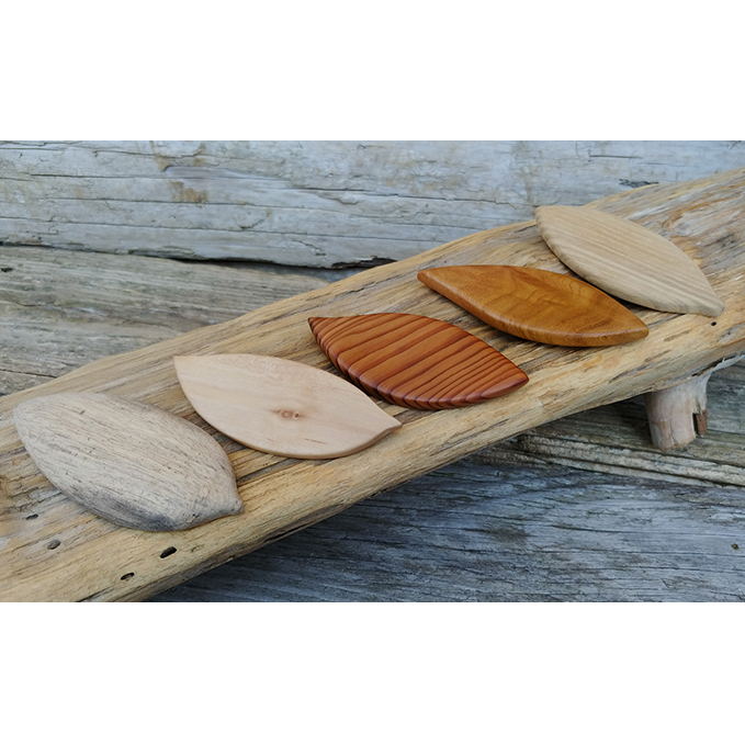 間伐材ブローチ　リーフ形 ファッション小物 アクセサリー 工芸品 手作り 木の葉 