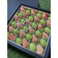 シャインマスカットと白いちごの宝石箱 36粒入り 県内共通返礼品【配送不可地域：離島・北海道・沖縄・中国・四国・九州】【1509356】