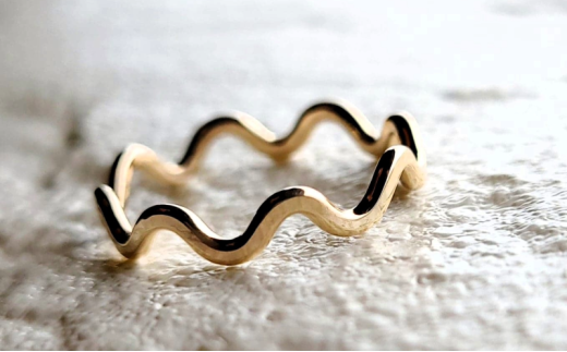K14GF アクセサリー リング ゴールド ウェーブ リング 選べるサイズ 指輪 アクセサリー ジュエリー K14 ゴールドフィルド リング レディース メンズ ペア シンプル 一点もの 華奢リング ピンキーリング ペアリング かわいい おしゃれ プレゼント ギフト 贈り物 10000円 FABBRICA OSAWA 神奈川 湘南 藤沢