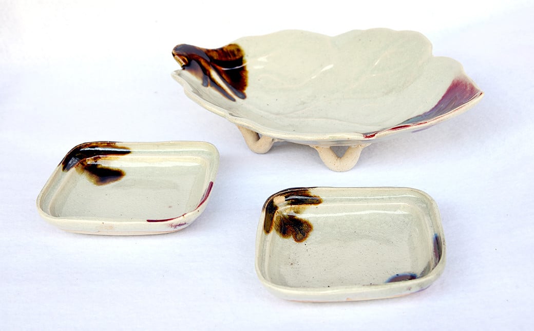 【上野焼香春徹山窯】足付き木の葉鉢1枚と角皿2枚 セット