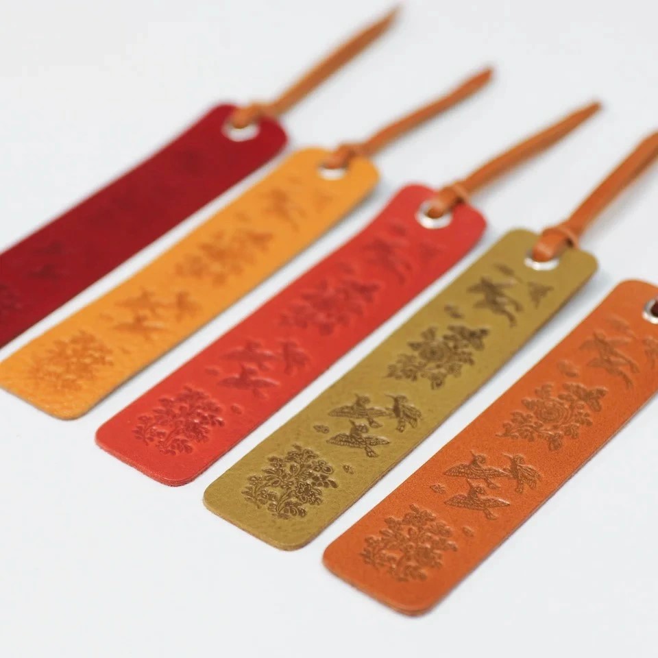 正倉院文様本革しおり（文様1）ライトグリーン ブックマーカー アンティークレザー 文庫 本 革 革製品 革小物 薄型 軽量 文房具 雑貨 日用品 おしゃれ ギフト 贈り物 国産 HARUHINO 奈良県 奈良市 なら 4-042