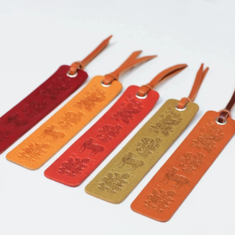 正倉院文様本革しおり（文様2）ライトグリーン ブックマーカー アンティークレザー 文庫 本 革 革製品 革小物 薄型 軽量 文房具 雑貨 日用品 おしゃれ ギフト 贈り物 国産 HARUHINO 奈良県 奈良市 なら 4-045