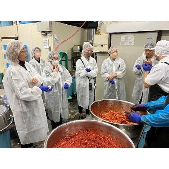 (団体貸切プラン8名様利用) 川崎名物キムチ専門店『おつけもの慶』工場見学およびキムチづくりと特別なランチ体験クーポンおよび川崎名品お土産セット付(8名様分)