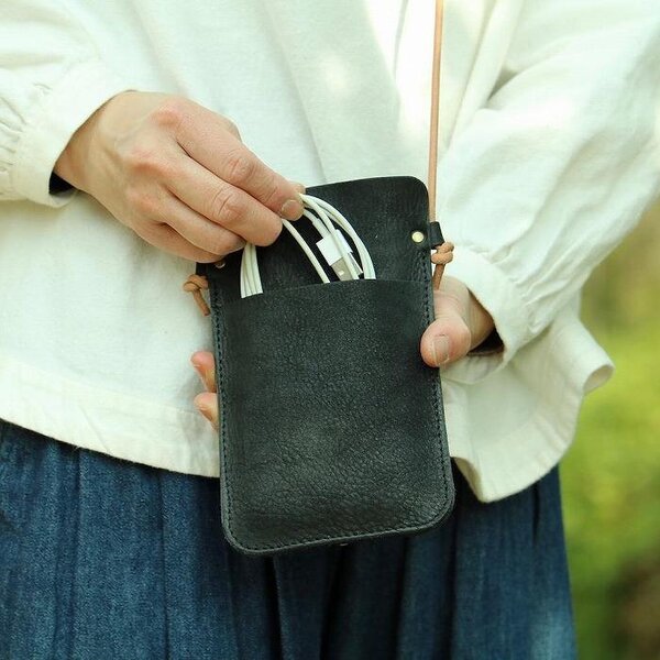 SKLO 肩掛けシンプルスマートフォンポーチ Black