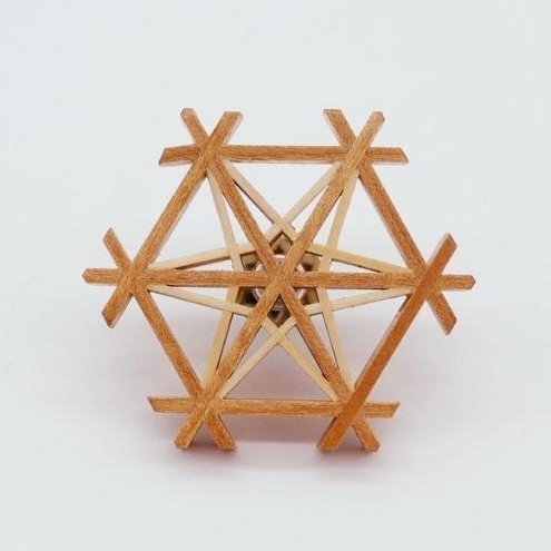 秋田杉とヤマザクラの 職人手づくり 組子ブローチ 「Rindou」 工芸品 ファッション小物 アクセサリー 