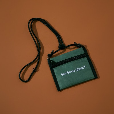 【Sea Sauna Shack×B.C.STOCK】コラボサコッシュ カーキ【1668841】