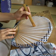 日本三大うちわ「房州うちわ」大型2本組セット　友禅千代紙　絵柄は職人おまかせ【1488147】