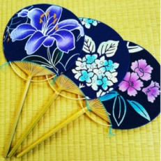 日本三大うちわ「房州うちわ」柄長3本組セット　ゆかた地(花柄おまかせ)【1488150】