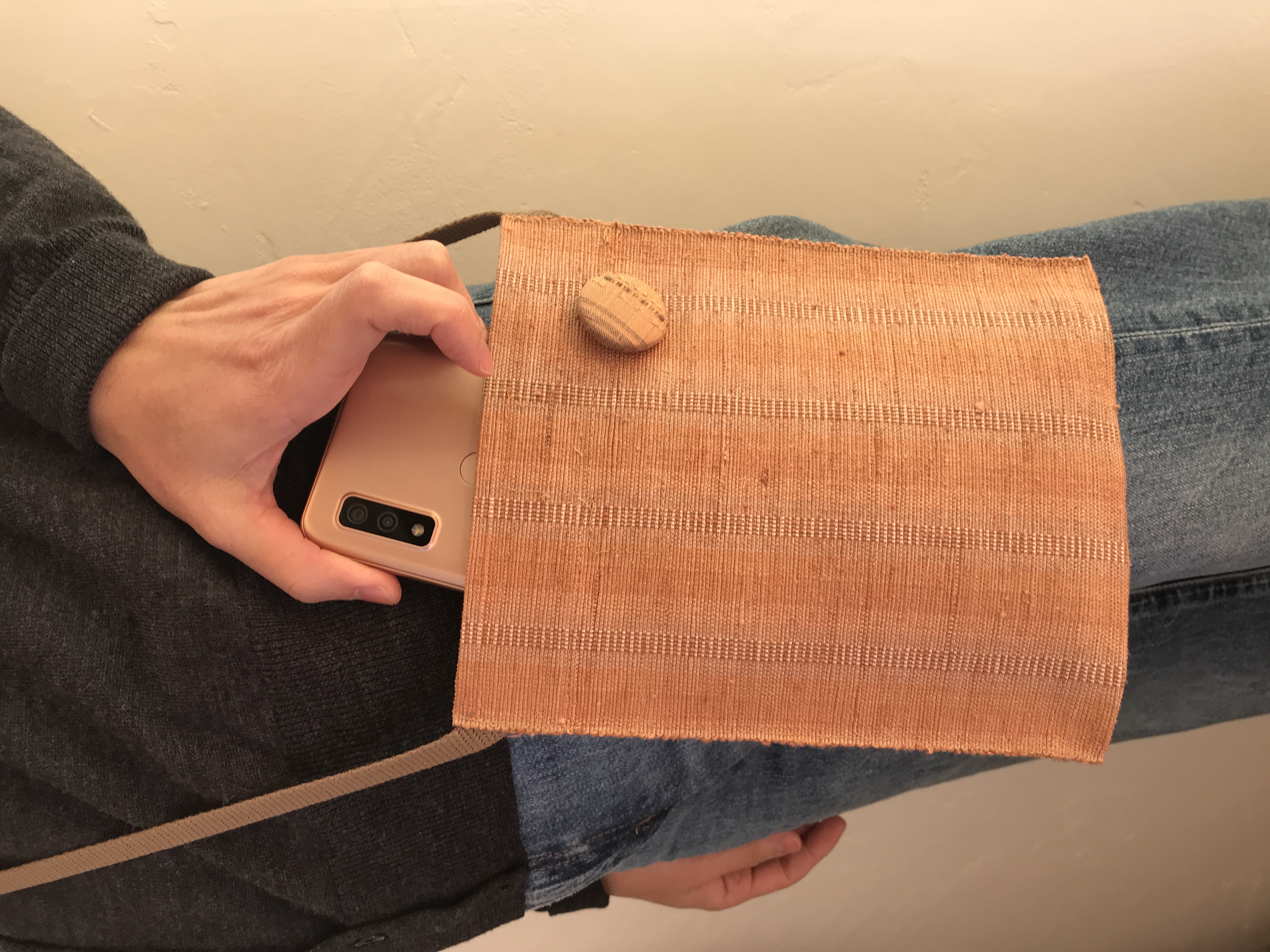 杏染め スマホポーチ 100%国産シルク|手染め 手織り ハンドメイド 伝統技法 スマホグッズ 信州 長野県 千曲市