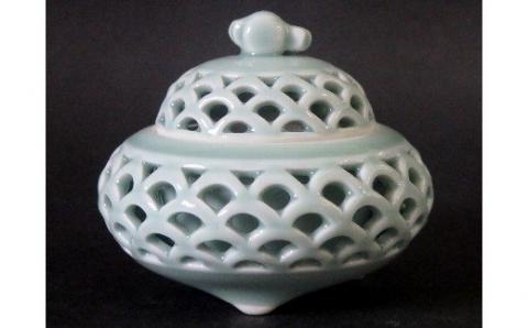【伊万里焼】青磁蕪型青海波透かし彫り香炉【市川冬山窯】 037-H1226