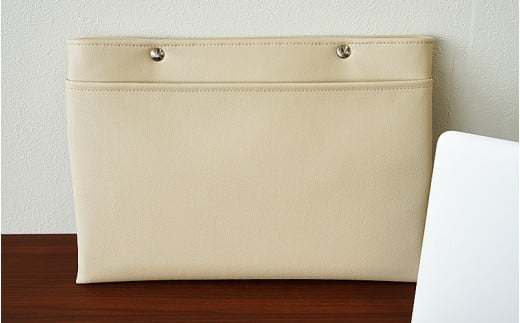 No.252-15 PVCレザーパソコンケース(クラッチバッグ)「match」13インチ用(ベージュ) / 雑貨 日用品 入れ物 千葉県