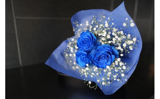 048-003 青いバラ３本とかすみ草の花束