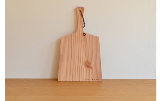 034-001【使い込むほど風合い増す】県産材を使用したカッティングボード（唐松）