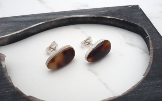 本べっ甲×水牛の角製　ピアス　天然素材エヌプロダクト　TH-S1 | アクセサリー 本べっ甲 水牛の角 バッファローホーン 希少 天然素材 美しい模様 エヌプロダクト おしゃれ 美しい 香川県 三木町|_mk113-003