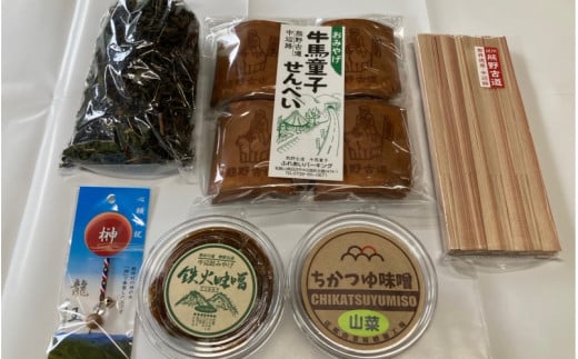 中辺路ふるさとセット3000円分 / 田辺市 紀州備長炭 備長炭 炭 山菜みそ 鉄火みそ 番茶 しいたけ 椎茸 シイタケ 割り箸 はし ストラップ キーホルダー セット 特産品 和歌山県 【nts001】