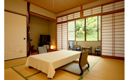 温泉総選挙「うる肌部門」全国第1位記念 かめや旅館 一泊二日ペア宿泊プラン＜迫力満点伝統石見神楽の鑑賞付き＞【1日1組限定】 宿泊券 宿泊チケット ペアチケット トラベル 旅行 温泉 食事 神楽 鑑賞 島根県 【188_1958】