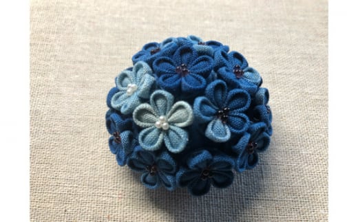 No.116 藍染めのつまみ細工小花のブローチ / 手作り おしゃれ 大阪府