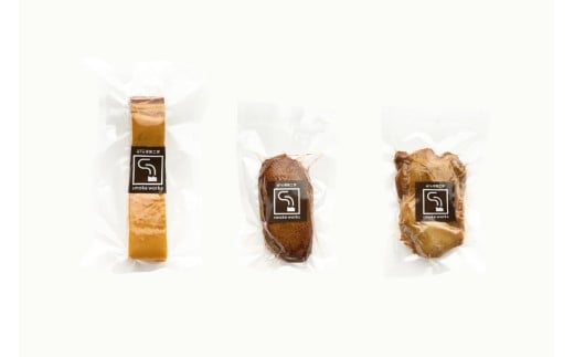 【自家製】こだわり燻製肉の3種セット（スモークベーコン・スモーク鴨・スモークチキン）冷凍 チルド 燻製 惣菜 グルメ 晩酌 おつまみ セット 家飲み 豚肉 鶏肉 鴨肉 ギフト 贈答 贈り物 ご褒美