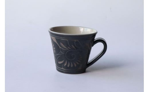 <受注生産品>黒釉唐草線彫 ( マグカップ小 × 1個 )|沖縄 那覇市 日用品 食器 グラス マグカップ  唐草 線彫 陶器  受注生産品  手作り 伝統工芸 やちむん