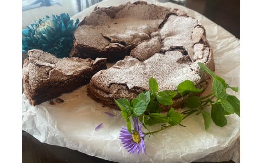 ビストロ・モンマルトル「ガトーショコラと抹茶のガトーバスク」｜沖縄　那覇市　菓子 スイーツ デザート 食品 人気 クッキー チョコレート焼菓子 ホワイトチョコレート クランベリー