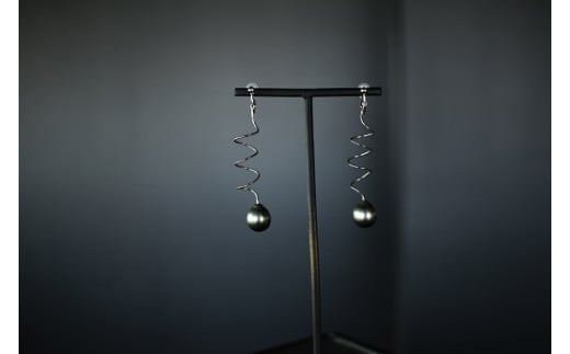 426 黒蝶真珠オーバル18金ホワイト　コイルデザインイヤリング　真珠 K18 ジュエリー イヤリング パール 南洋真珠 黒蝶真珠 18金