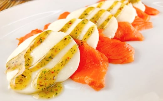 F-09010【12/14まで年内配送】 スモークサーモンカプレーゼ8~12P(計1.5kg)(小分け真空)