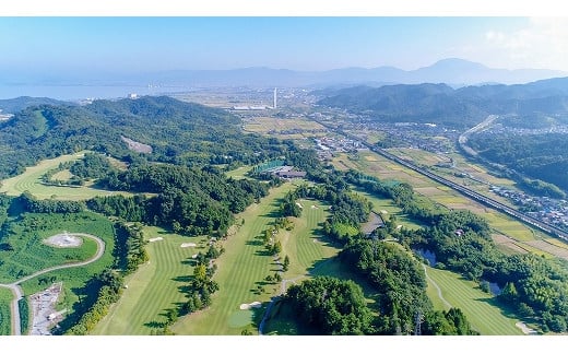 近江牛 450g付き 平日 2名様 ゴルフ セルフプレー券 食事付き ゴルフ場 プレー券 チケット スポーツ 運動 和牛 日本三大和牛 ブランド牛 牛肉 肉 肩ロース すき焼き 450g 450 彦根カントリー倶楽部 滋賀 彦根