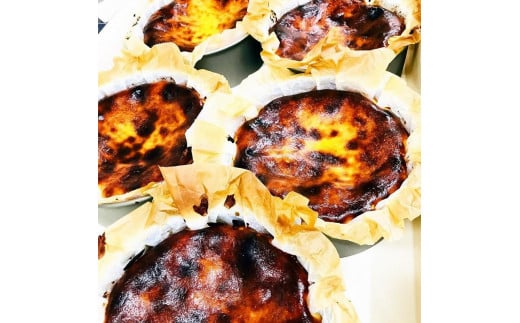 幸福のバスクチーズケーキ 15cmホール 1個 ８～10人分 840g バスクチーズケーキ チーズケーキ ケーキ 小麦粉不使用 グルテンフリー 馬鈴澱粉 国産 しっとり トロトロ おやつ お菓子 洋菓子 誕生日 ギフト 贈り物 冷凍 滋賀 彦根