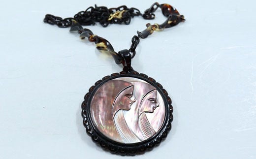 MGH-1.【奈良べっ甲】黒蝶貝のカメオ付きペンダント