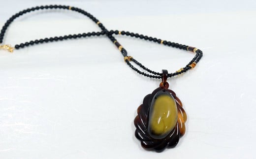 LHI-2.【奈良べっ甲】べっ甲とアンバーのペンダント