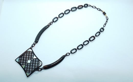 NE-5.【奈良べっ甲】透かし彫りと螺鈿のネックレス