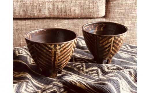 ＜南陶窯＞四つ足カップ【灰釉・線紋】２個セット 〇 読谷村 やちむん 陶器 焼き物 久場政一 沖縄 セット商品 アフリカン うちなーすぐりむん シック 地場産品 手作り 人気商品 柄違い ペア ギフトに お祝いに オススメ 伝統工芸品