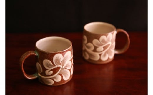 やちむん【仲間陶房】デミタスカップ（つる草イッチン）ペアセット 仲間功 沖縄県 読谷村 伝統工芸品 おしゃれ プレゼント 陶器 贈り物 エレガント マグカップ 器