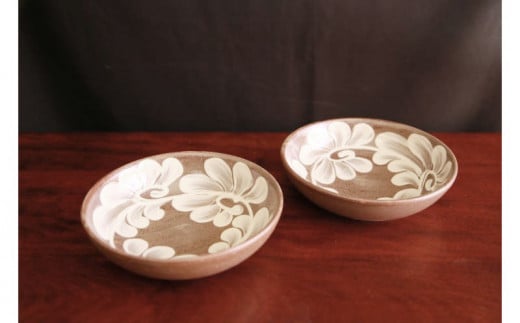 【やちむんカフェ器人】5寸浅鉢＜2個セット＞ 〇 陶器 伝統工芸品 仲間陶房 仲間功 いっちん セット商品 上品な 洗練された 地場産品 つる草